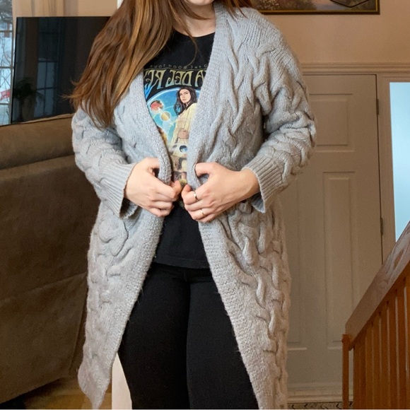 Simple Gray Textured Knit Sweater - Picture 5 of 8